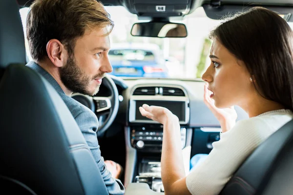 車の中で互いを見る男女の選択的焦点は — ストック写真