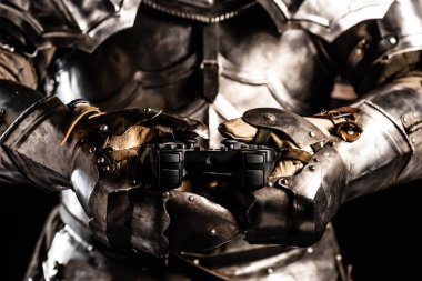 Kyiv, Ukrayna - 9 Ekim 2019: Siyah üzerine izole edilmiş kumanda kolu tutan zırhlı şövalye görüntüsü 