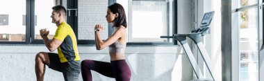 Sporcu ve sporcunun spor merkezinde hamleler yaptığı panoramik bir çekim.
