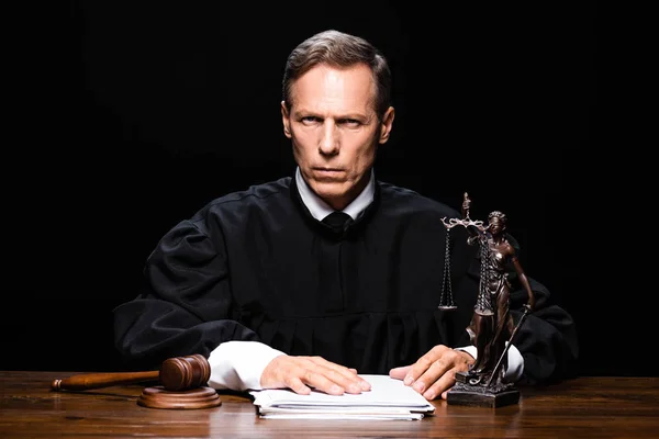 Juiz Roupão Judicial Sentado Mesa Olhando Para Câmera Isolada Preto — Fotografia de Stock