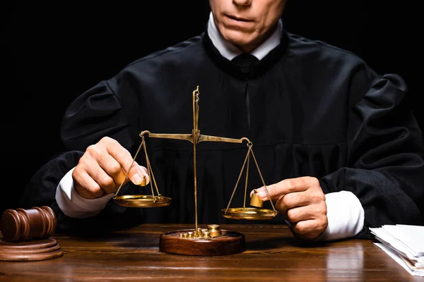 Обрезанный Взгляд Судьи Судейском Халате Сидящего Столом Держащего Весы Правосудия — стоковое фото