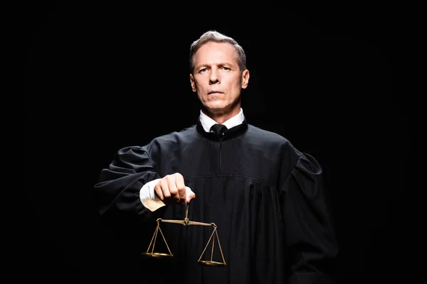Richter Richterrobe Hält Waage Der Gerechtigkeit Isoliert Auf Schwarz — Stockfoto