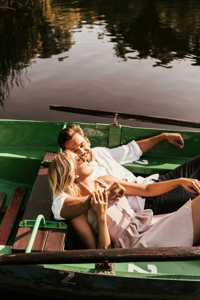 Feliz Jovem Casal Olhando Para Outro Enquanto Sentado Barco — Fotografia de Stock