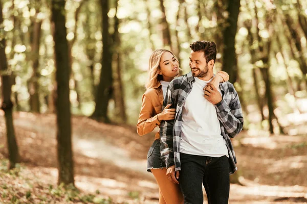 Chica Atractiva Abrazando Novio Feliz Mientras Camina Parque — Foto de Stock