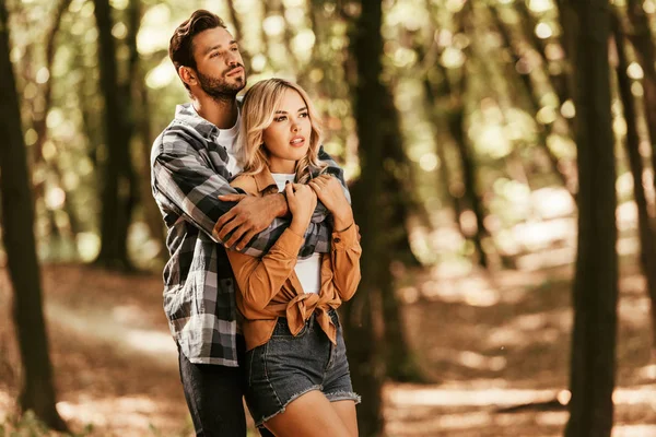 Handsome Man Embracing Dreamy Girlfriend While Looking Away Park — Stock Photo, Image