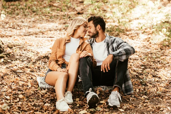 Feliz Jovem Casal Sentado Cara Cara Folhas Outono Parque — Fotografia de Stock