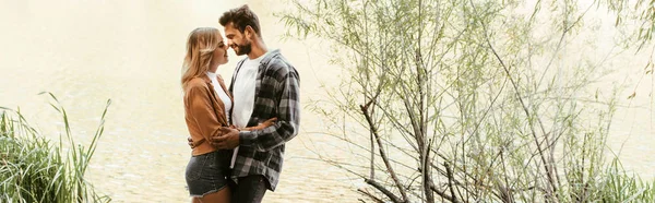 Tiro Panorâmico Feliz Jovem Casal Abraçando Perto Lago Parque — Fotografia de Stock