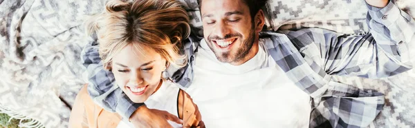 Vista Superior Del Hombre Alegre Abrazando Novia Feliz Mientras Está — Foto de Stock