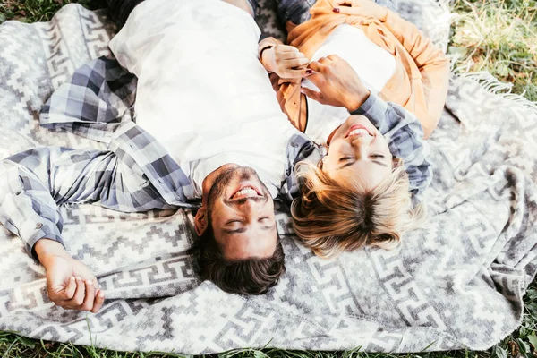 Bovenaanzicht Van Vrolijk Jong Paar Glimlachen Terwijl Liggend Deken Park — Stockfoto