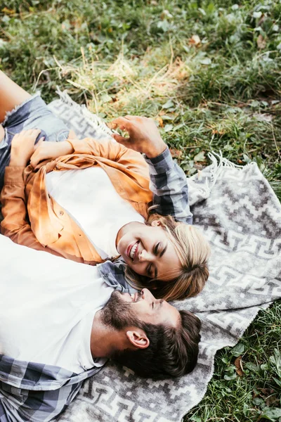 Vue Aérienne Jeune Couple Joyeux Qui Regarde Tout Étant Allongé — Photo