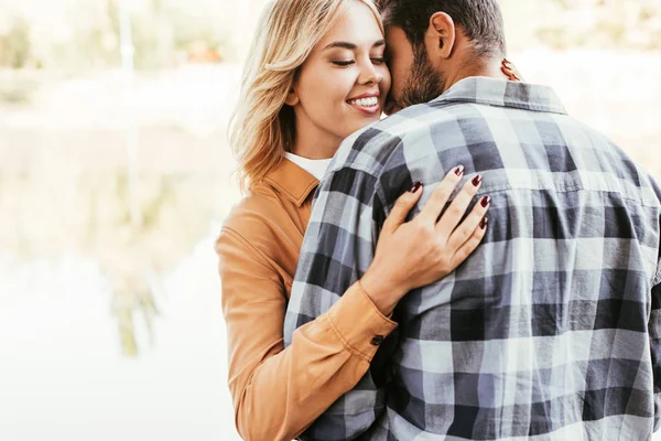 Feliz Jovem Mulher Abraçando Namorado Enquanto Estava Perto Lago Parque — Fotografia de Stock