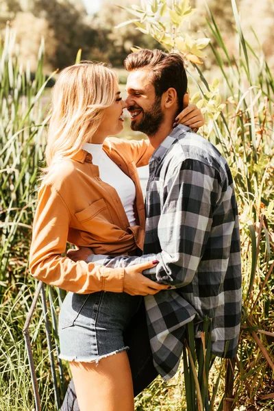 Feliz Joven Pareja Abrazándose Matorral Junco — Foto de Stock