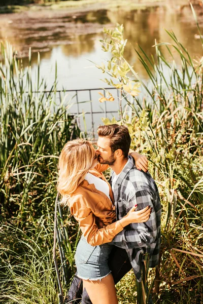 Happy Young Couple Embracing Kissing Thicket Sedge Lake — Stock Photo, Image