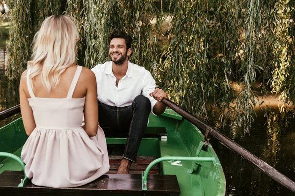 Visão Traseira Jovem Mulher Sentada Barco Perto Namorado Feliz — Fotografia de Stock