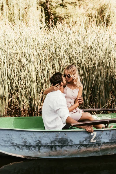 Young Couple Embracing Kissing Boat River Thicket Sedge — Stock Photo, Image