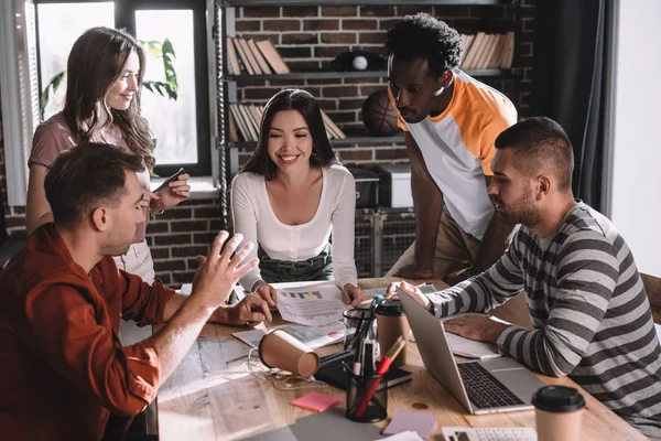 Jóvenes Empresarios Multiculturales Positivos Lluvia Ideas Cerca Escritorio Oficina — Foto de Stock