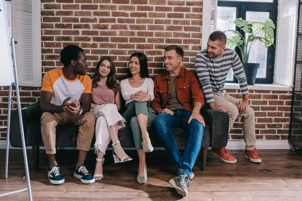 Jóvenes Empresarios Multiculturales Sentados Sofá Discutiendo Ideas Negocios —  Fotos de Stock