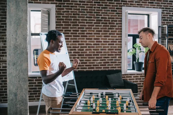 Feliz Africano Americano Empresario Mostrando Ganador Gesto Mientras Pie Futbolín — Foto de Stock