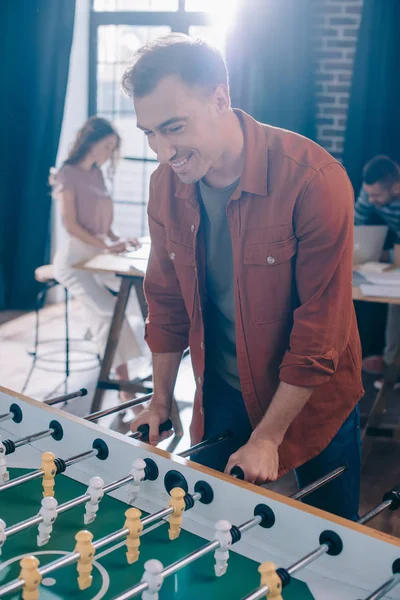 Jonge Vrolijke Zakenman Spelen Tafelvoetbal Het Kantoor — Stockfoto