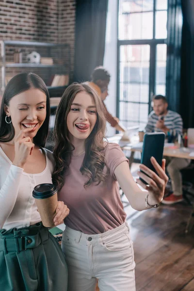 Vrolijke Zakenvrouw Steken Uit Tong Terwijl Het Nemen Van Selfie — Stockfoto