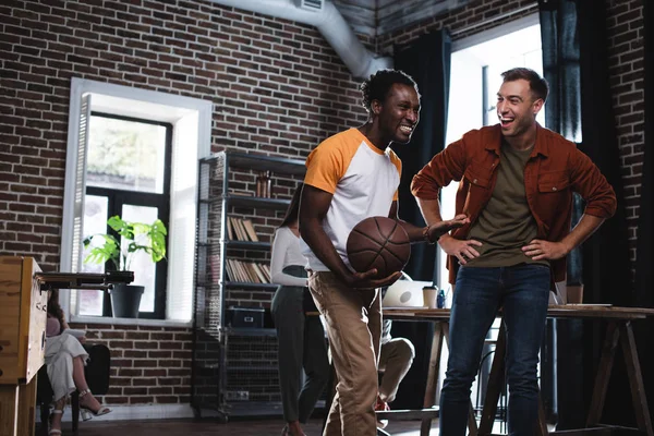 Alegre Afroamericano Hombre Negocios Celebración Baloncesto Mientras Habla Con Colega — Foto de Stock