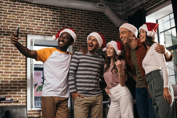 Felices Empresarios Multiculturales Sombreros Santa Tomar Selfie Teléfono Inteligente Oficina — Foto de Stock