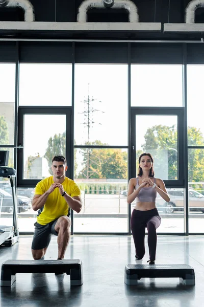 Apuesto Deportista Deportista Haciendo Saltos Centro Deportivo — Foto de Stock