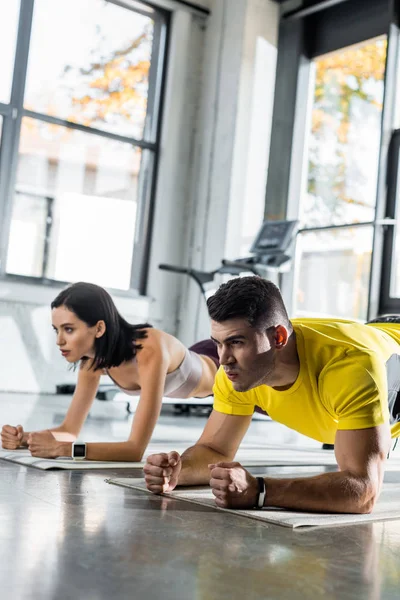 Desportista Desportista Fazendo Prancha Tapetes Fitness Centro Esportes — Fotografia de Stock