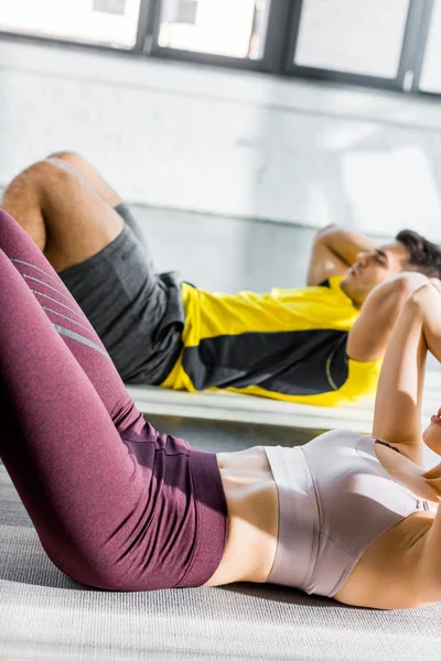 Vista Recortada Deportista Deportista Haciendo Crujidos Colchonetas Fitness Centro Deportivo — Foto de Stock