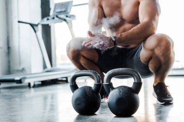 Spor merkezinde talk pudrasıyla el çırpan sporcu görüntüsü 