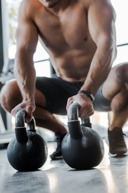 Sporcunun spor merkezindeki ağırlıklarla antrenman yaptığı görüntüler. 