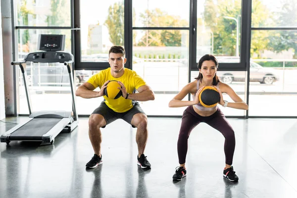 Deportista Deportista Haciendo Sentadilla Con Bolas Centro Deportivo — Foto de Stock