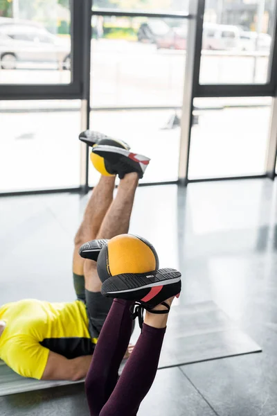 Visão Cortada Desportista Desportista Trabalhando Com Bolas Centro Esportes — Fotografia de Stock