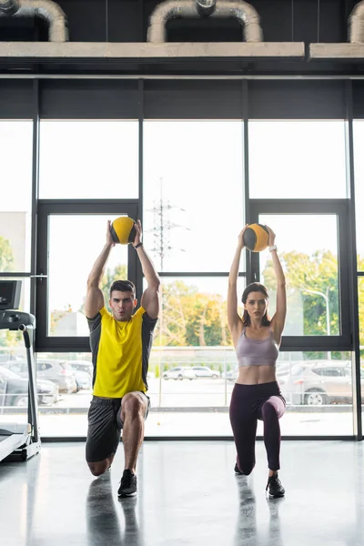 Idrottsman Och Idrottskvinna Gör Lungor Med Bollar Sportcenter — Stockfoto