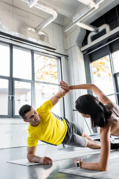 Smiling Sportsman Sportswoman Doing Plank Clapping Fitness Mats Sports Center — Stock Photo, Image