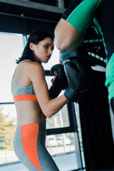 Sportvrouw Bokshandschoenen Uit Werken Met Sportman Sportcentrum — Stockfoto