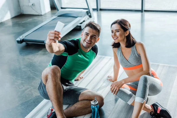 Sportman Neemt Selfie Met Glimlachende Sportvrouw Sportcentrum — Stockfoto