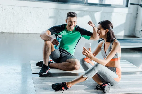 Lächelnde Sportlerin Macht Selfie Mit Sportler Sportzentrum — Stockfoto