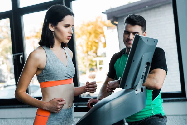 Sportswoman Running Treadmill Sportsman Standing Sports Center — Stock Photo, Image