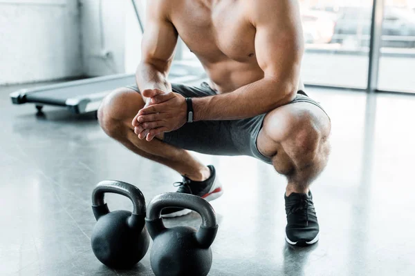 Ausgeschnittener Blick Auf Sportler Die Sportzentrum Mit Talkumpuder Die Hände — Stockfoto