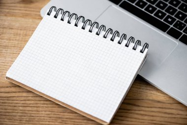 Tahta masadaki dizüstü bilgisayarın yüksek açılı görüntüsü 