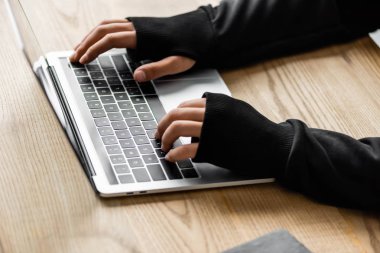 Hackerların masada oturup dizüstü bilgisayar kullanması görüntüsü 
