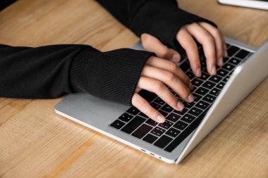 Hackerların masada oturup dizüstü bilgisayar kullanması görüntüsü 