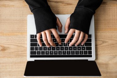 Hackerların masada oturup dizüstü bilgisayar kullanması görüntüsü 