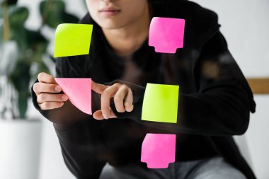 Seo yöneticisinin cam renkli yapışkan bir nota taktığı kırpılmış görünüm 