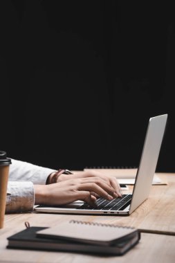 Seo yöneticisinin masada oturup dizüstü bilgisayar kullanmasının kırpılmış görüntüsü 