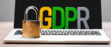 Dizüstü bilgisayarda metal asma kilit ve GDPR harflerinin panoramik görüntüsü 