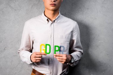 Renkli GDPR mektupları tutan işadamlarının kırpılmış görüntüsü 