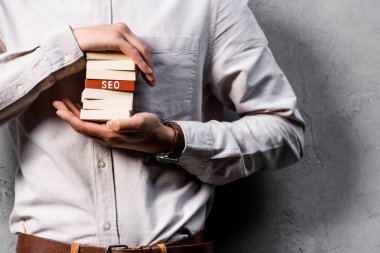Seo yöneticisinin harf silosuyla ahşap dikdörtgenler tuttuğu kırpılmış görünüm 