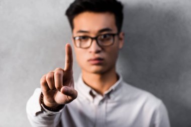 Asyalı seo yöneticisinin seçici odak noktası parmakla işaret etmek 